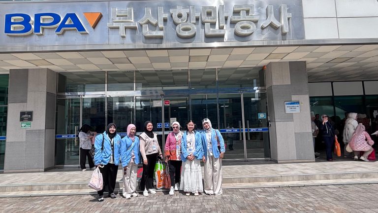 Delegasi Prodi Manajemen FEB UNISBA Pelajari Perdagangan Global dan Pengelolaan Pelabuhan di Korea Selatan