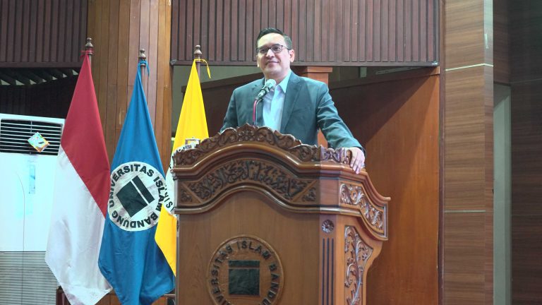 Prof. Dr. Mukhamad Najib Sampaikan Orasi Ilmiah tentang Integritas Gen Z di Era Artificial Intelligence pada Yudisium dan Puncak Milad ke-47 FEB Unisba